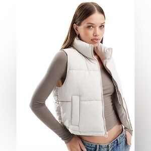 Hollister Nylon Crop Full Zip Up Structured Puffer Vest with Drawcord in Cream